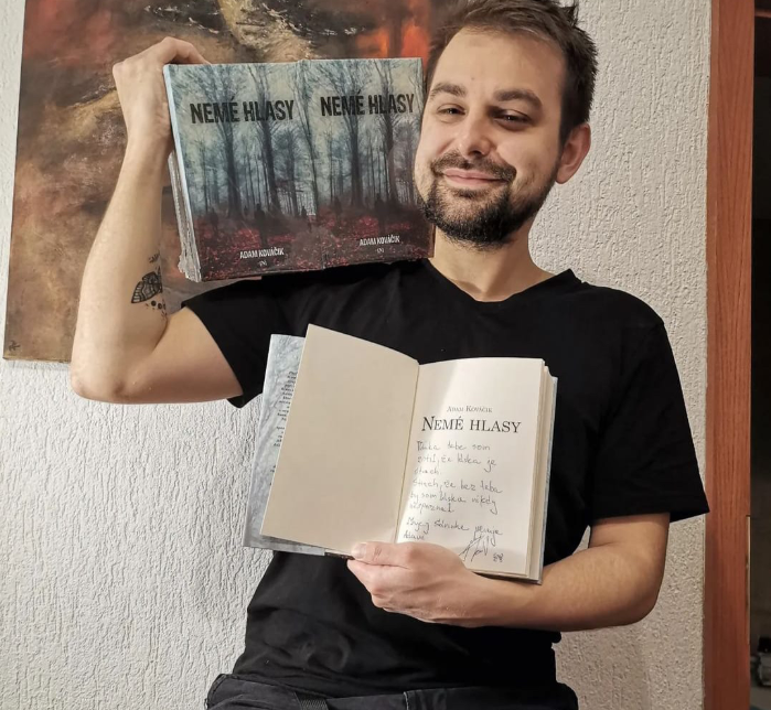 Adam Kováčik s knihou Nemé hlasy