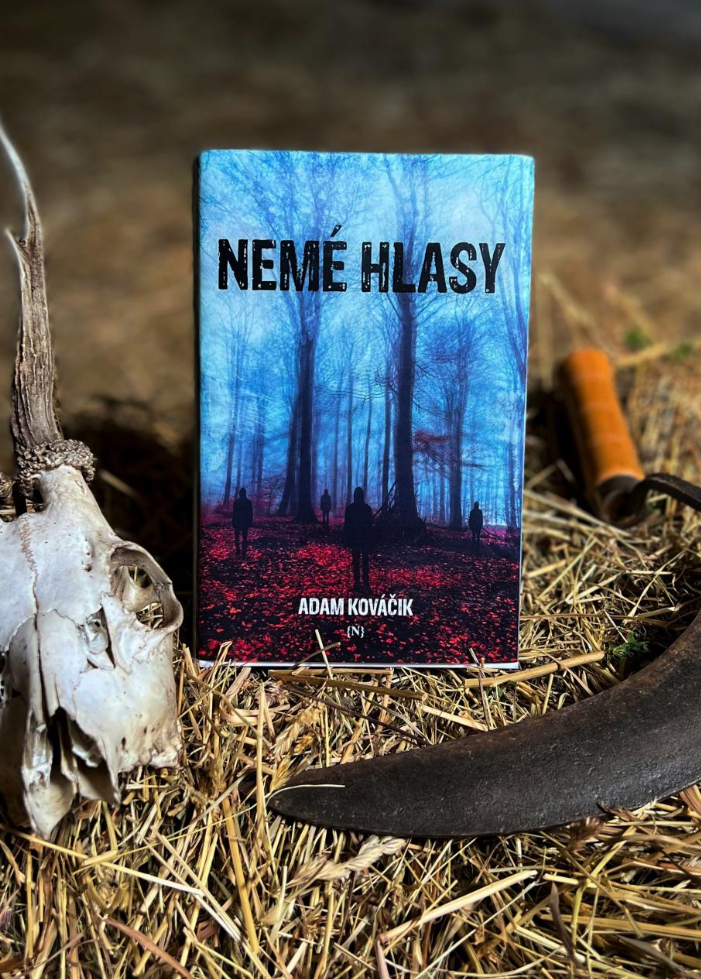 Kniha Nemé hlasy v aranžmáne so slamou, lebkou a kosákom