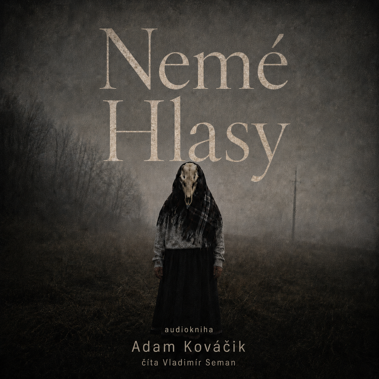 Obal audioknihy Nemé hlasy — postava v kroji s lebkou jelenice stojaca v hmle.